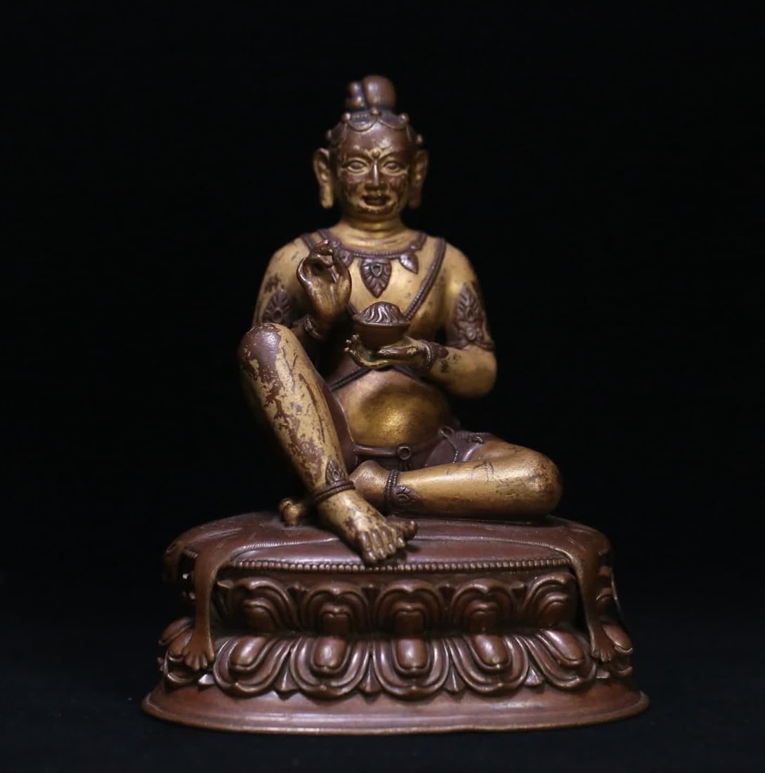A bronze gilt statue of an 18th-century Tibetan Buddhist great achiever: 18th century Tibetan Buddhism Bronze gilt statue of the great achiever SIZE: 14.6x11.7x8.5cm W:776.2g (The Dimensions Of All Batches Are Manually Measured.If You Need More Detailed Information, Please