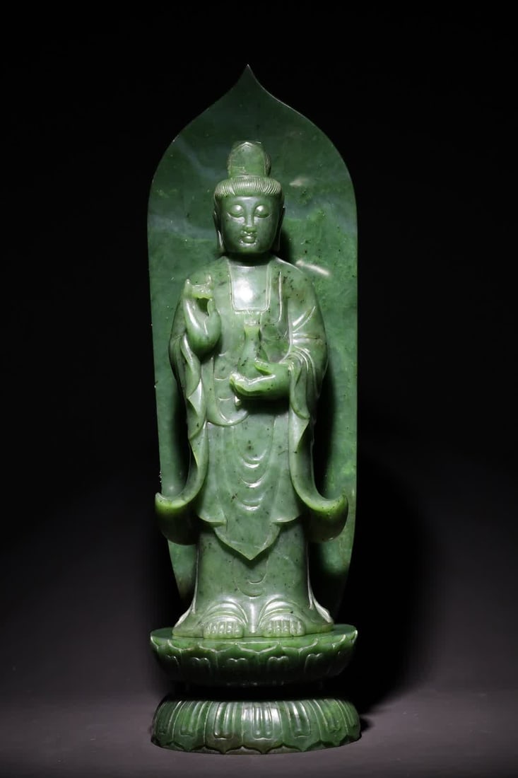 A Qing Dynasty jasper clean bottle Guanyin statue ornament (1 of 9)