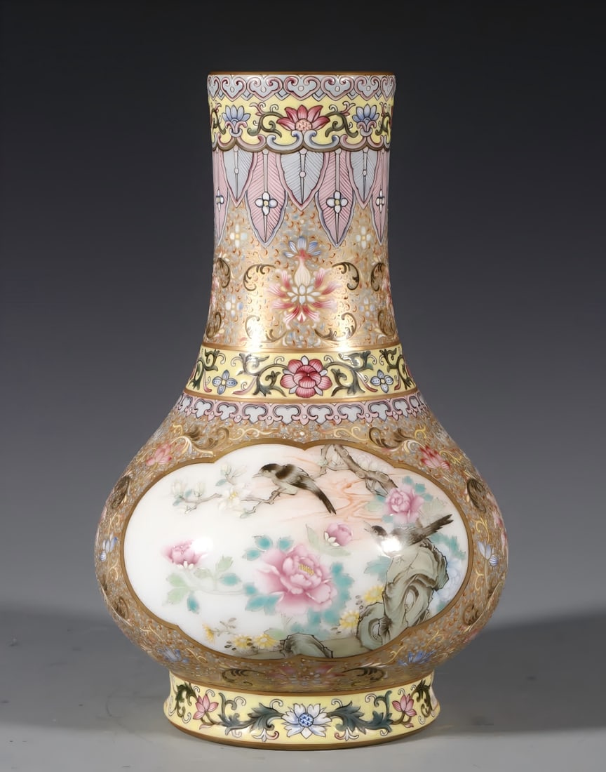 A piece of Qing Dynasty Qianlong enamel color ancient Yuexuan window flower bird gall bottle worn in: Qing Dynasty Qianlong enamel color ancient moon pavilion open window flower bird gall vase wearing cloth bags SIZE: H: 22cm MouthD: 6cm Bottom diameter 9cm (The Dimensions Of All Batches Are Manually 