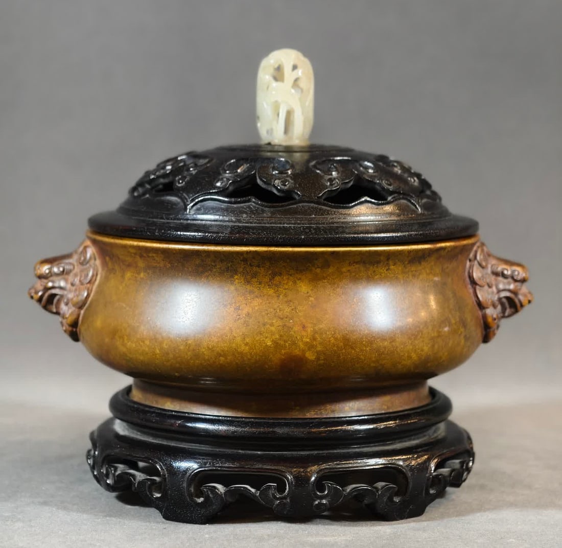 A Ming Dynasty copper lion head ear smoker: Ming Dynasty copper lion head ear smoker SIZE: W:16cm H:13.5cm W:1.25kg (The Dimensions Of All Batches Are Manually Measured.If You Need More Detailed Information, Please Contact Our Customer Service 