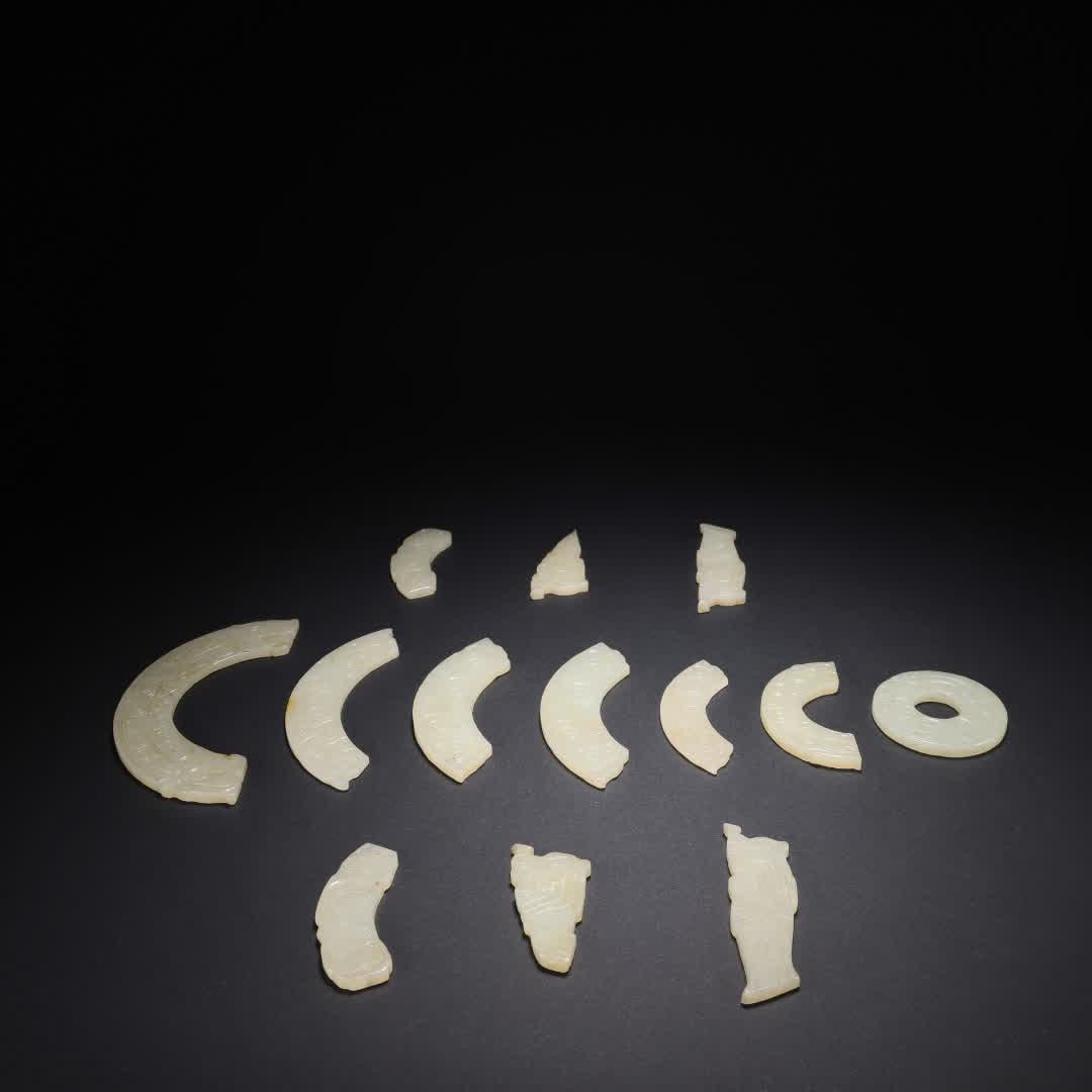 A set of thirteen pieces of ancient jade pendants (1 of 8)