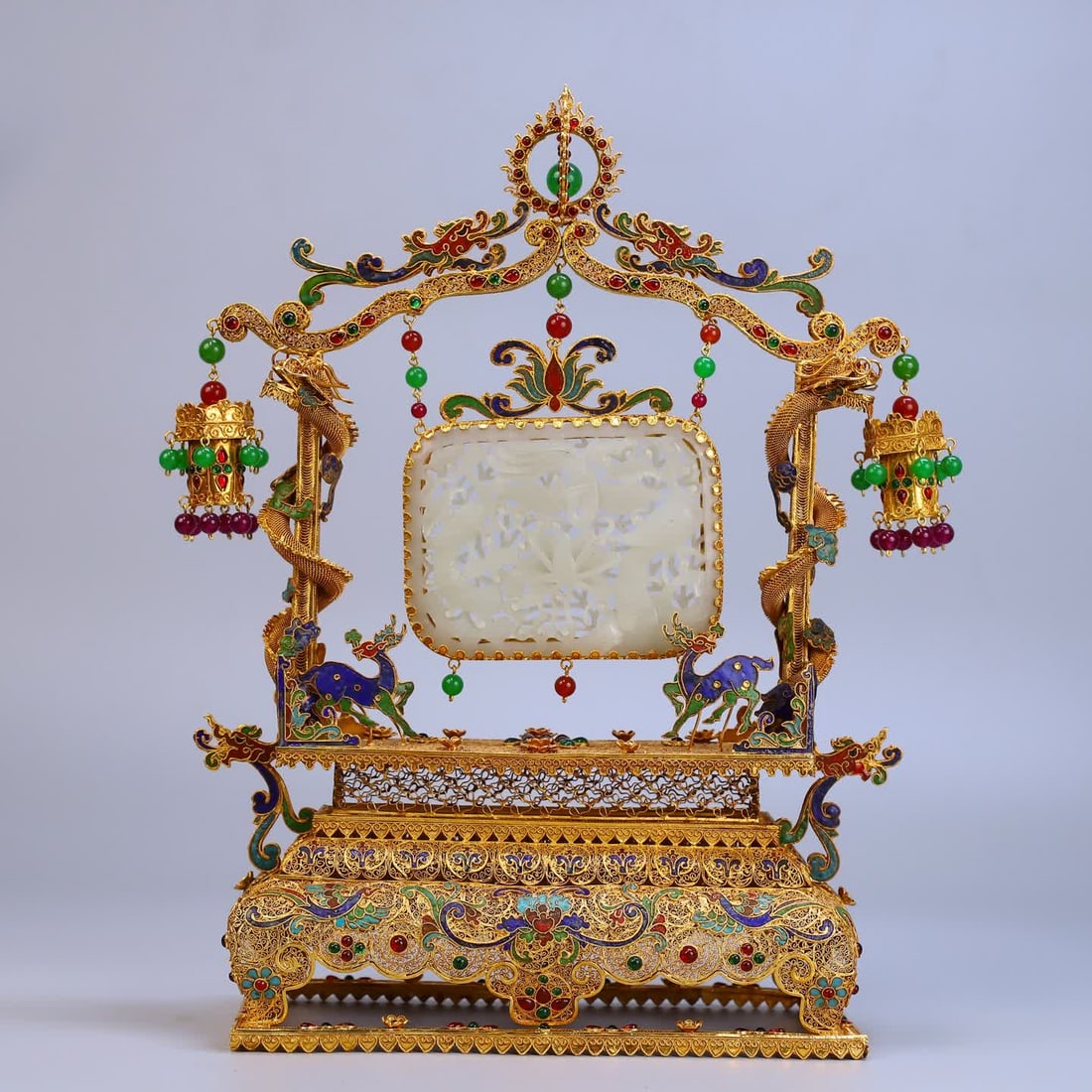 A Qing Dynasty filigree inlaid white jade dragon and phoenix auspicious beast treasure frame: Qing Dynasty filigree inlaid with white jade dragon and phoenix auspicious beast treasure frame ornaments SIZE: H:37cm W:28cm W:1180g (The Dimensions Of All Batches Are Manually Measured.If You Need M