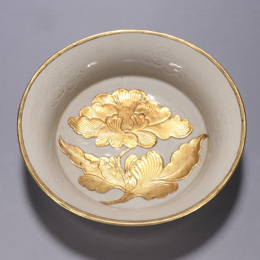 A Song Ding kiln gold-carved peony pattern plate (1 of 9)