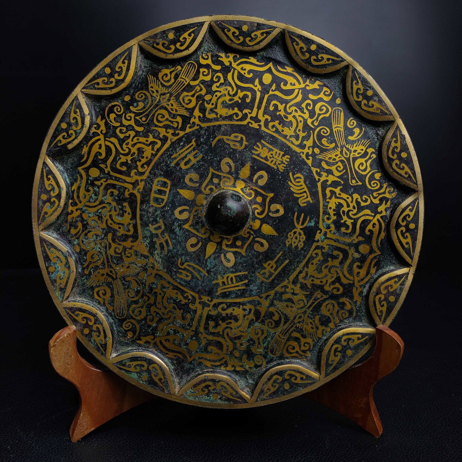 A bronze mirror with a petal pattern of Cuo Jinlian in the Han Dynasty: Han Dynasty Cuo Jin Lian petal pattern bronze mirror SIZE: H:21cm W:21cm W:1.2kg (The Dimensions Of All Batches Are Manually Measured.If You Need More Detailed Information, Please Contact Our Customer