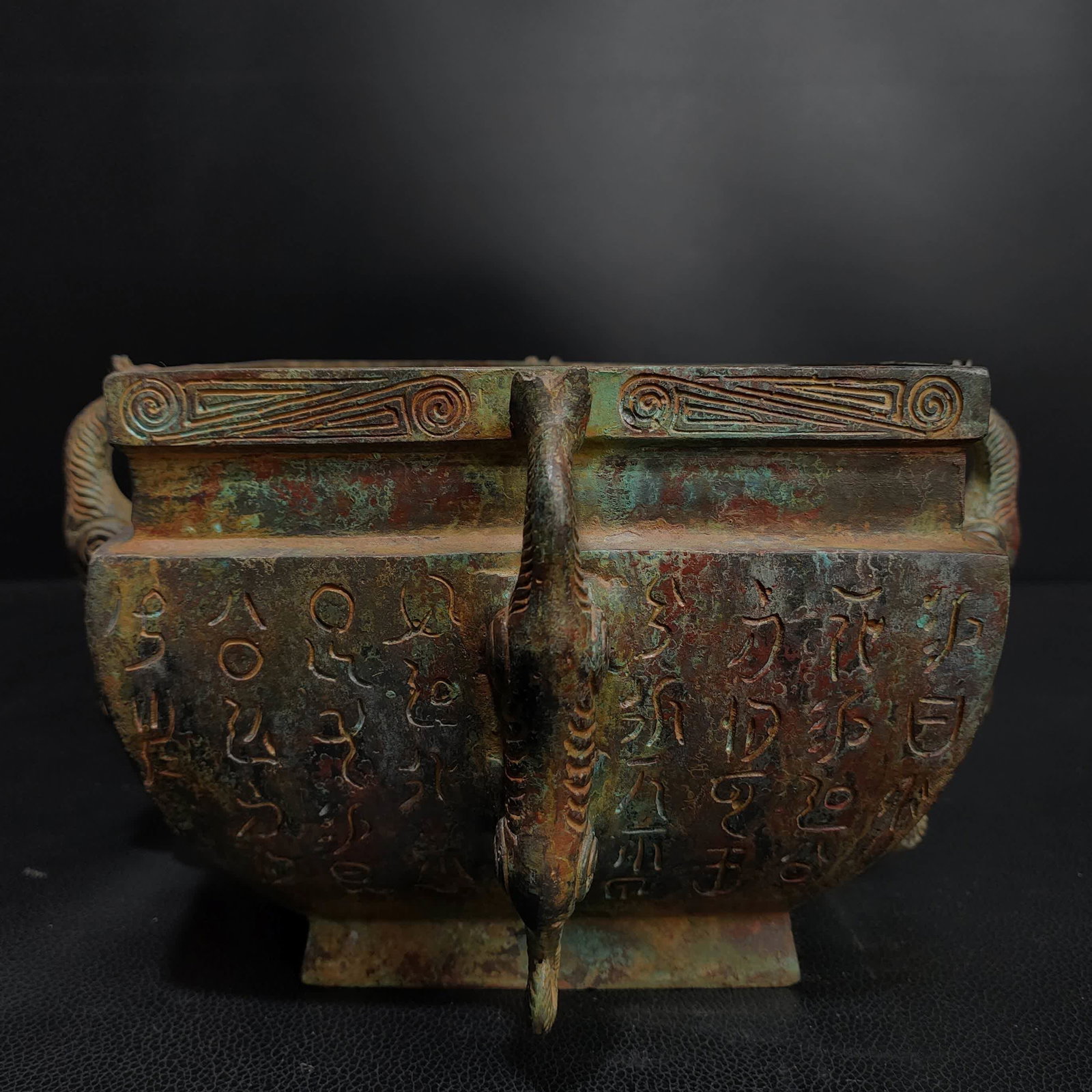 A bronze inscription square vessel of the Shang Dynasty: Shang Dynasty bronze inscription square vessel SIZE: W:24cm H:14cm W:2.5kg (The Dimensions Of All Batches Are Manually Measured.If You Need More Detailed Information, Please Contact Our Customer Servi