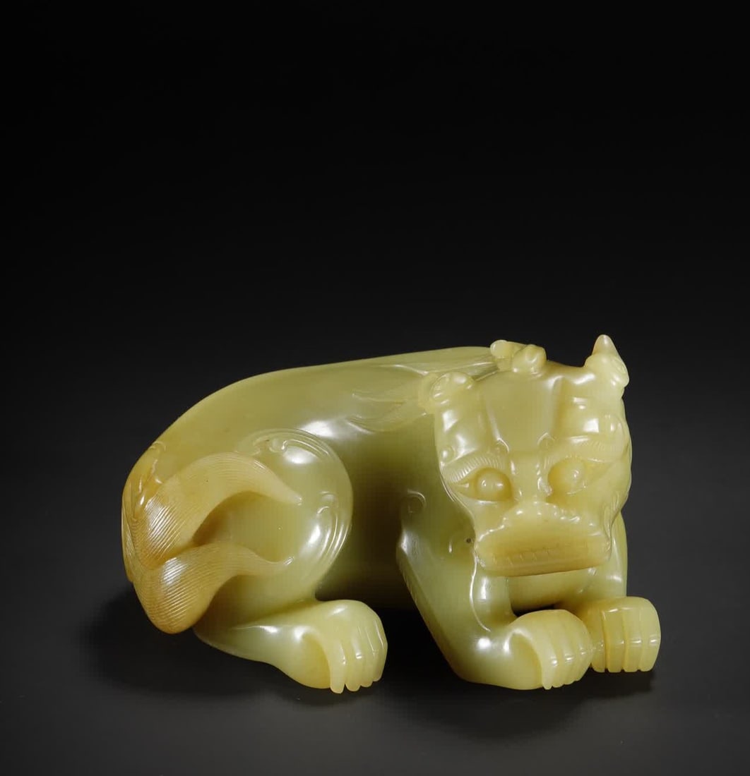 A Qing Dynasty Hetian topaz reclining beast ornament: Qing Dynasty Hetian topaz reclining beast ornament SIZE: 10.5x7.0x5.8cm W:532.7g (The Dimensions Of All Batches Are Manually Measured.If You Need More Detailed Information, Please Contact Our Customer