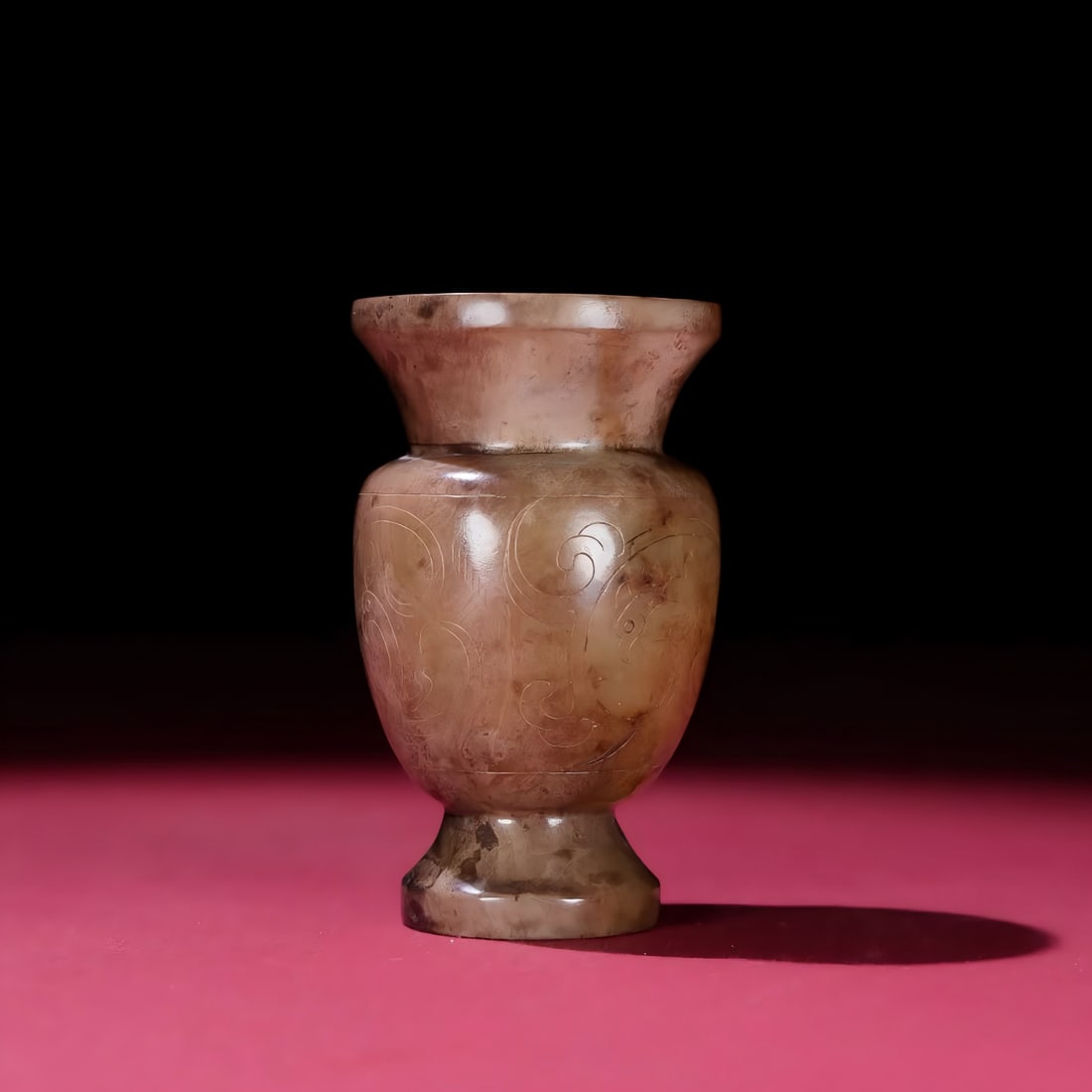 A jade vase with a jade phoenix pattern in the Han Dynasty (1 of 8)