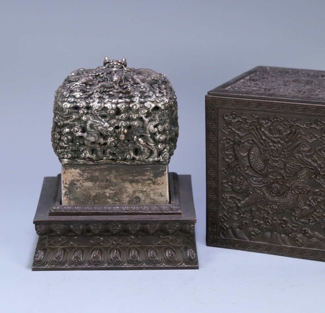 A silver seal of the Qing Dynasty auspicious cloud dragon pattern button Xun noble concubine: Qing Dynasty auspicious cloud dragon pattern button Xun noble concubine's treasure silver seal original with red sandalwood dragon pattern seal box SIZE: 15x12x12cm W:9820g (The Dimensions Of All Batc