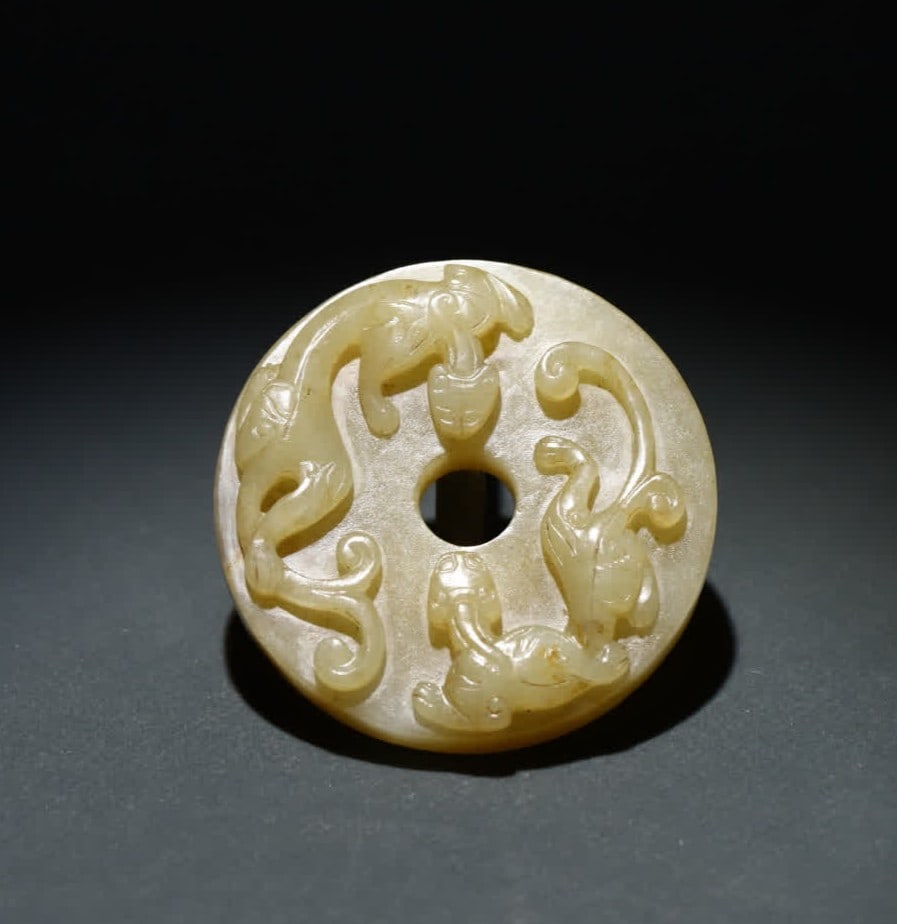 A Qing Dynasty Hetian jade dragon jade: Qing Dynasty Hetian jade dragon jade is warm and delicate, and the fat is restrained. The shape is a classic jade (peace buckle) style, with a regular round hole in the center, and the shape of the ve