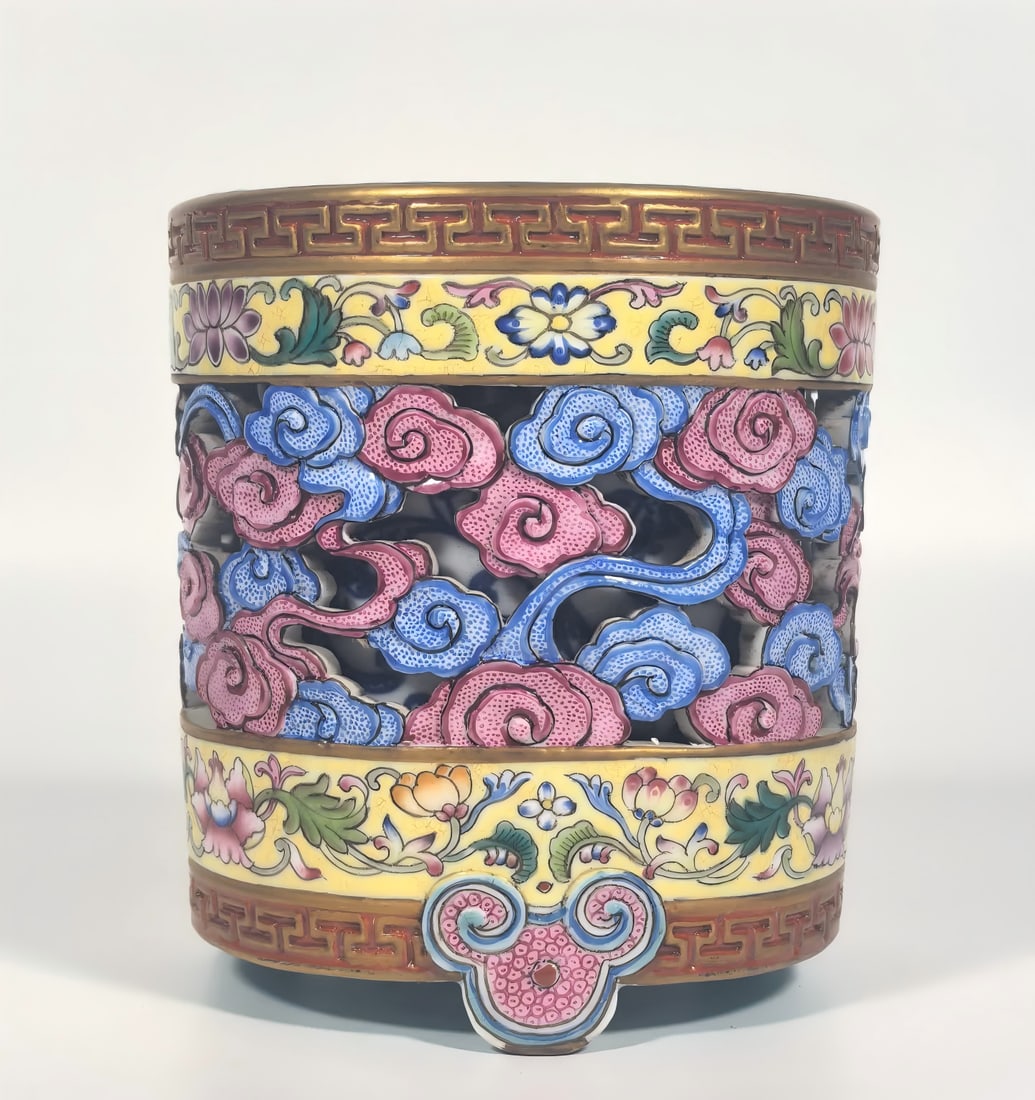A Qing Dynasty Qianlong enamel hollow auspicious cloud incense burner: Qing Dynasty Qianlong enamel color hollow auspicious cloud incense burner SIZE: H: 10cm MouthD: 9cm Foot diameter 8.5cm (The Dimensions Of All Batches Are Manually Measured.If You Need More Detailed I