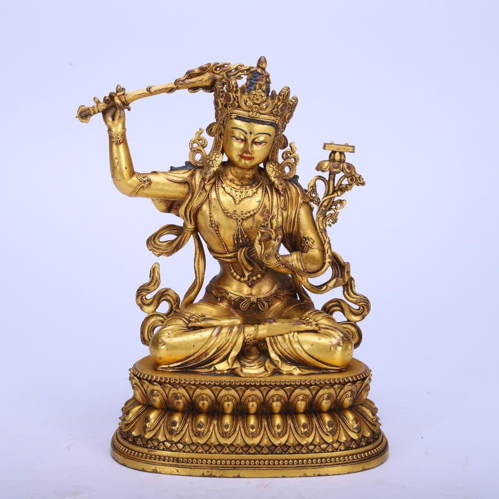 A bronze gilt Buddha statue of the Qing Dynasty: Qing Dynasty copper gilt Buddha statue SIZE: L:11cm W:8cm H:16cm W:650g (The Dimensions Of All Batches Are Manually Measured.If You Need More Detailed Information, Please Contact Our Customer Service 