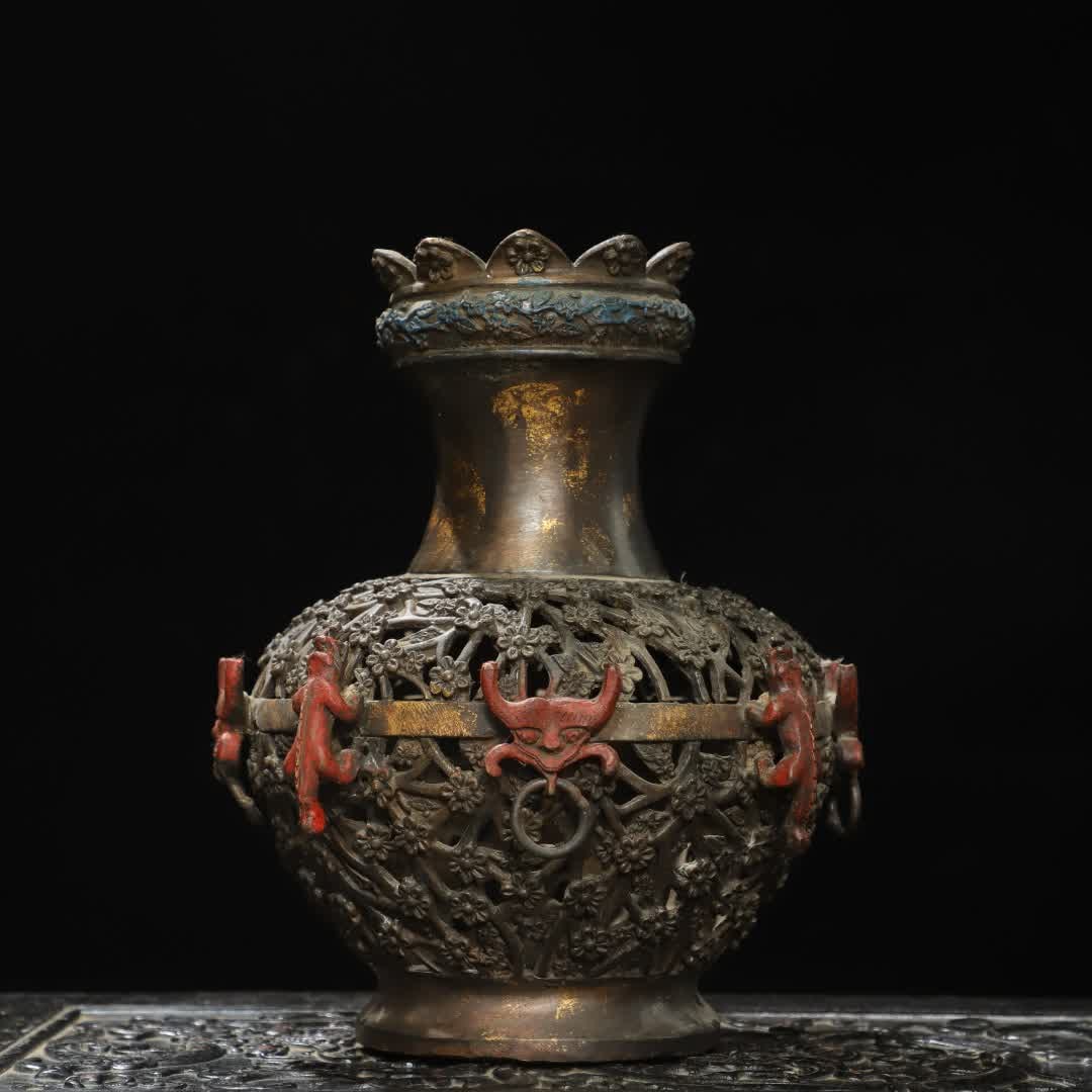 A Qing Dynasty copper openwork vase ornament (1 of 9)