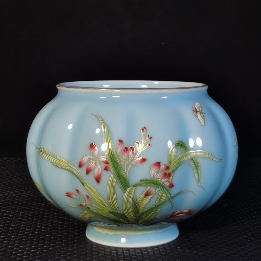 A piece of Qing Dynasty Qianlong enamel sky blue glaze flower scraping and washing: Qing Dynasty Qianlong enamel sky blue glaze flower scraping and washing SIZE: H: 11.5cm MouthD: 10.5cm Belly diameter 17cm (The Dimensions Of All Batches Are Manually Measured.If You Need More Detaile