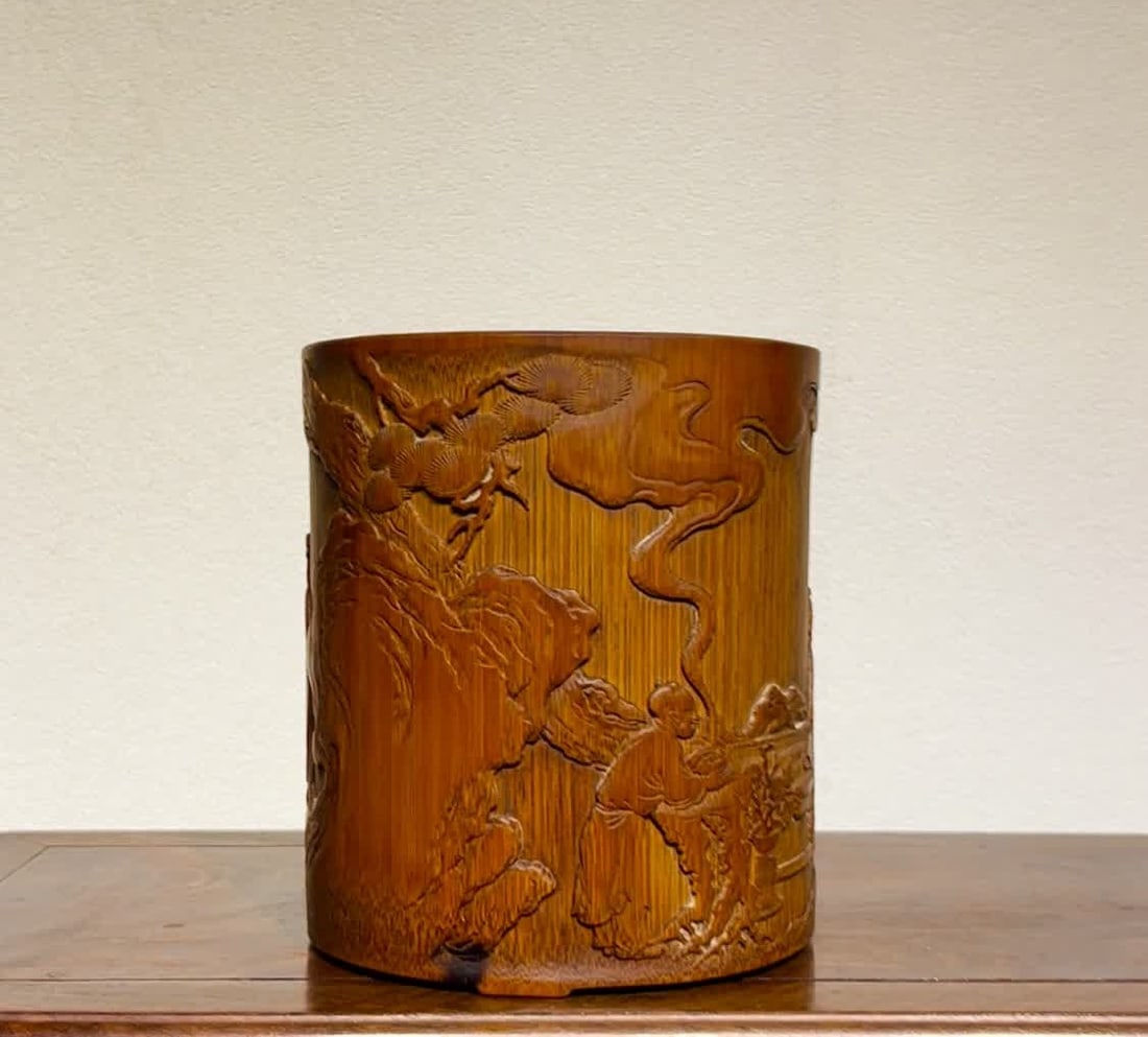 A pen holder carved by a literati in the Republic of China period: During the Republic of China, the literati carved pen holders with fragrant bamboo SIZE: MouthD:12cm H:13.6cm (The Dimensions Of All Batches Are Manually Measured.If You Need More Detailed Information