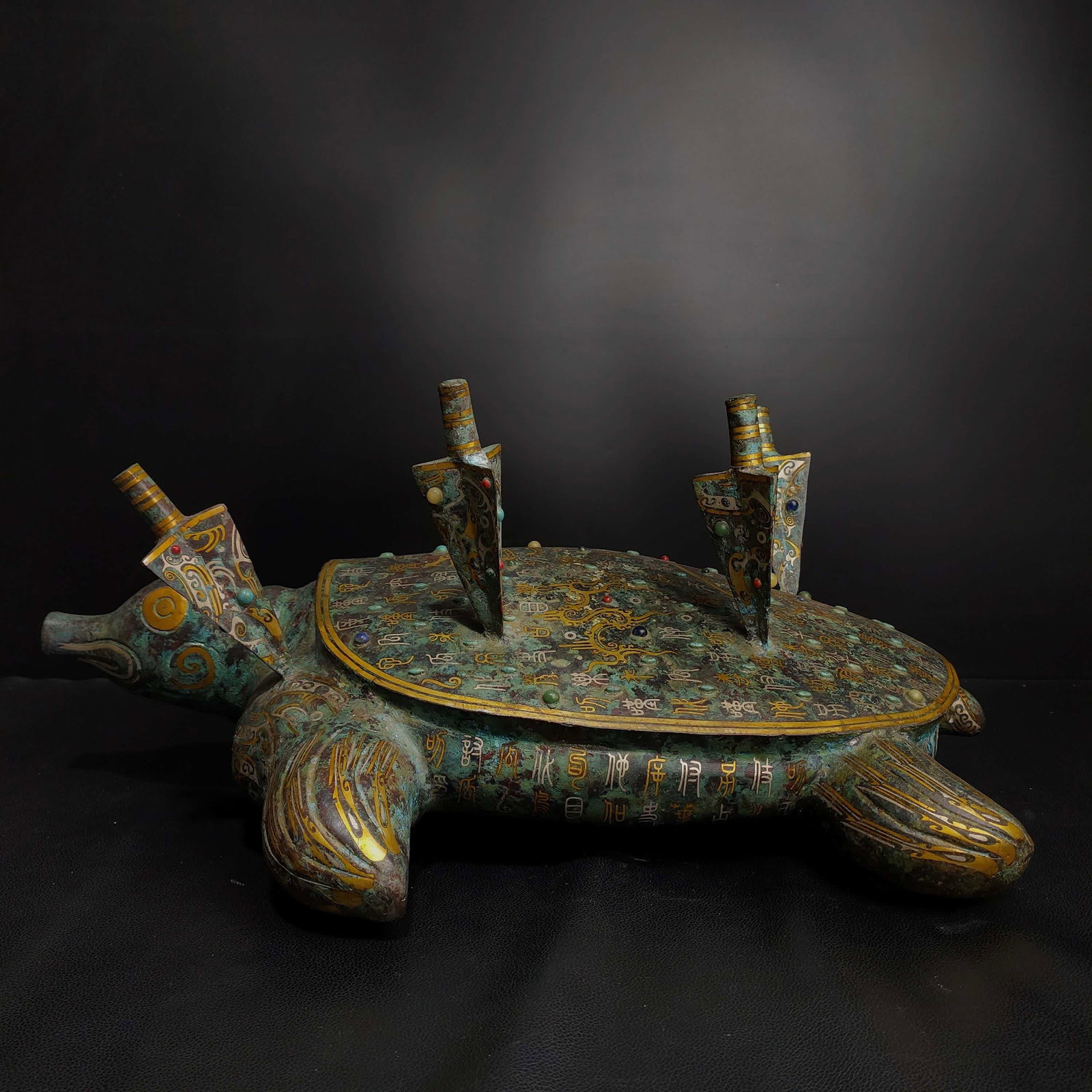 A Warring States Cuo gold and silver inlaid gemstone bronze turtle-shaped vessel: Warring States Cuojin silver inlaid gemstone bronze turtle-shaped vessel SIZE: L:55cm W:42cm H:25cm W:7.6kg (The Dimensions Of All Batches Are Manually Measured.If You Need More Detailed Information, 