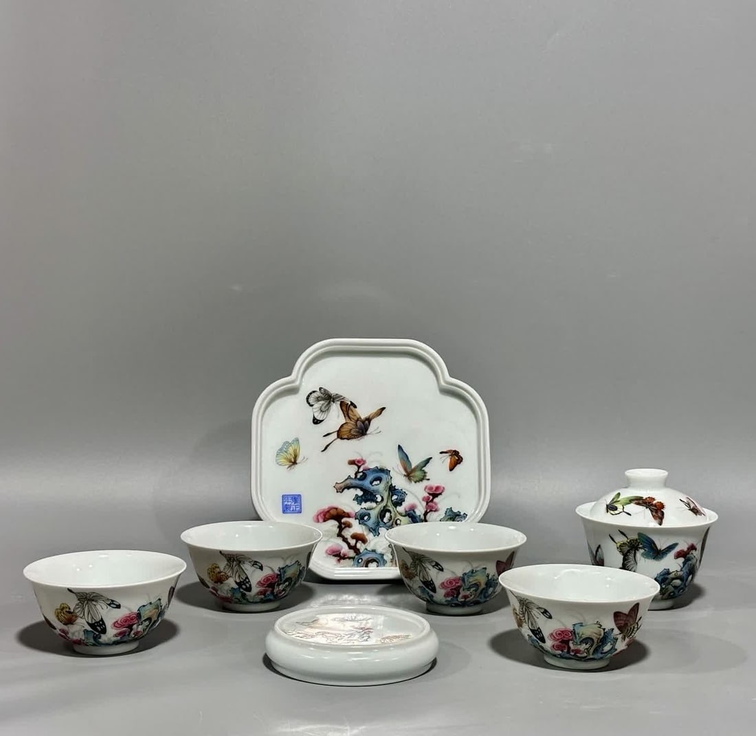 A Yongzheng year butterfly pattern set of gaiwan (1 of 9)