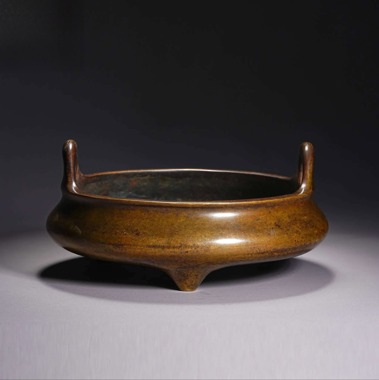 A Ming Dynasty cupola copper furnace: Ming Dynasty skyscraper copper furnace SIZE: H:8cm W:18cm W:2kg (The Dimensions Of All Batches Are Manually Measured.If You Need More Detailed Information, Please Contact Our Customer Service Before B