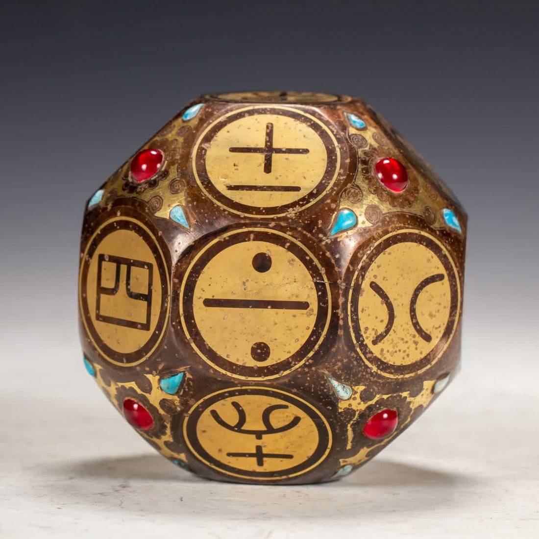 A piece of Hancuo gold and silver inlaid turquoise ball: Han Cuo gold and silver inlaid with turquoise balls SIZE: L:9cm W:9cm W:920g (The Dimensions Of All Batches Are Manually Measured.If You Need More Detailed Information, Please Contact Our Customer Ser