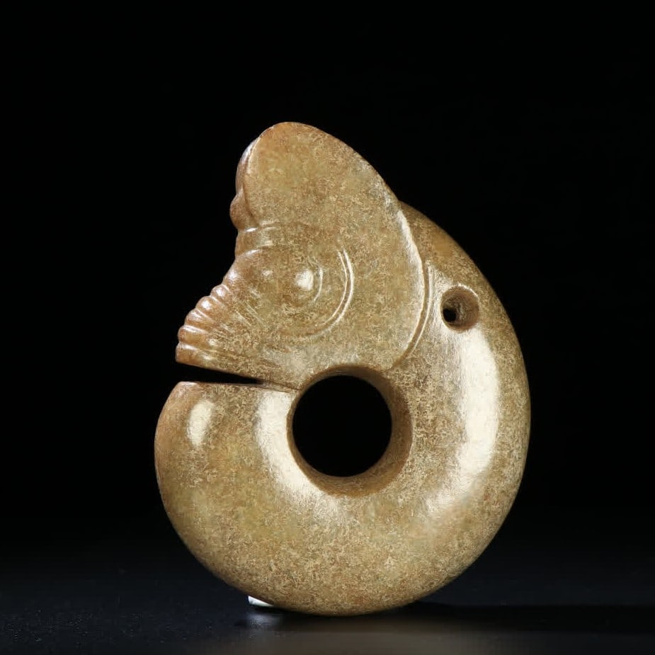 A piece of Hongshan culture jade pig dragon: Hongshan culture jade pig dragon SIZE: 8.7x6.6x2.0cm W:181g (The Dimensions Of All Batches Are Manually Measured.If You Need More Detailed Information, Please Contact Our Customer Service Before Biddi