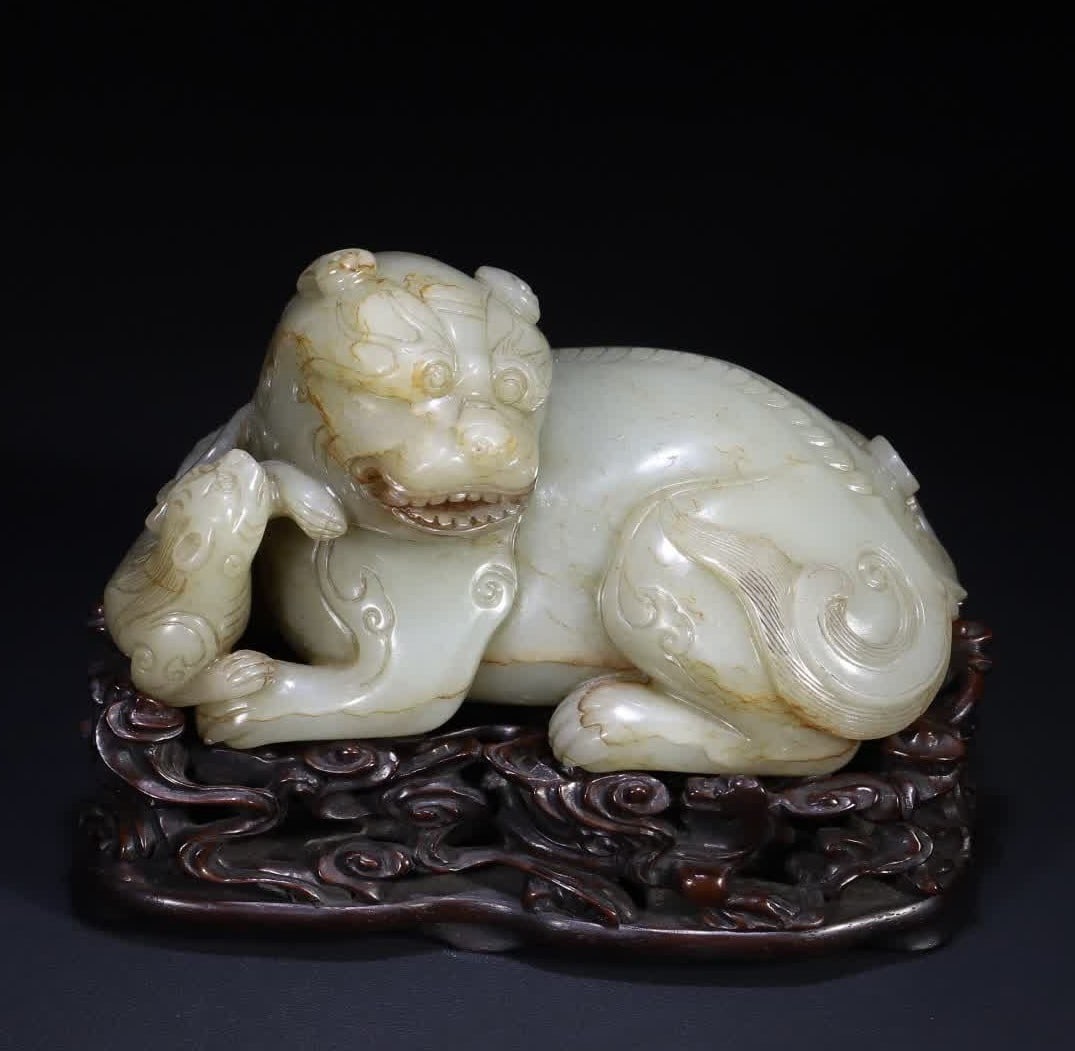 A Qing Dynasty mother and child jade beast ornament (1 of 10)