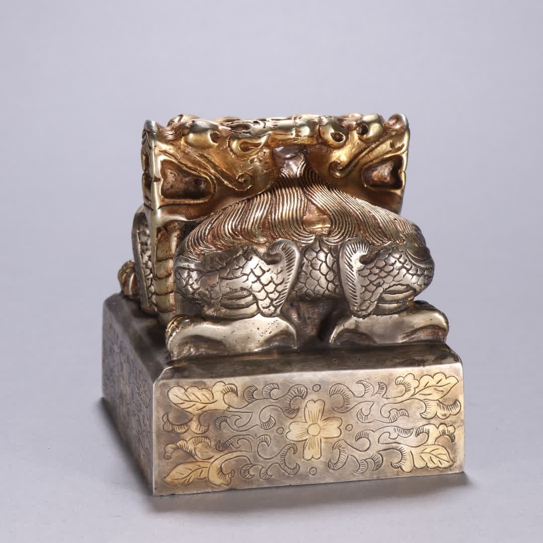 A Qing Dynasty copper-gilt gilt silver dragon button seal: Qing Dynasty copper-gilt gilt silver dragon button seal SIZE: H:9.9cm W:9.3cm W:1866.3g (The Dimensions Of All Batches Are Manually Measured.If You Need More Detailed Information, Please Contact Our C