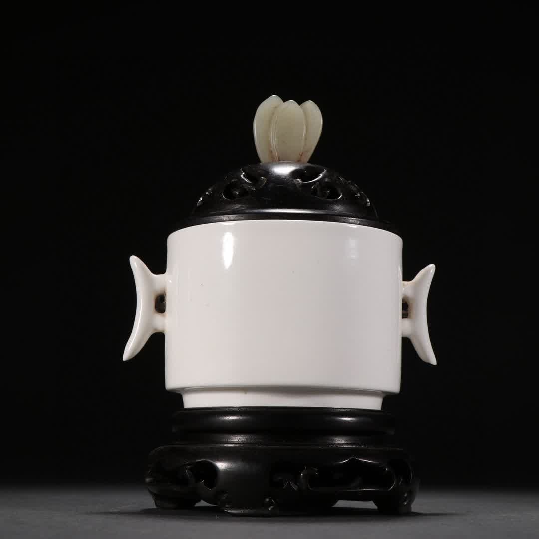 A piece of Song Dehua white porcelain halberd ear aromatherapy stove: Song Dehua white porcelain halberd ear aromatherapy stove SIZE: H:15.5cm W:11.5cm (The Dimensions Of All Batches Are Manually Measured.If You Need More Detailed Information, Please Contact Our