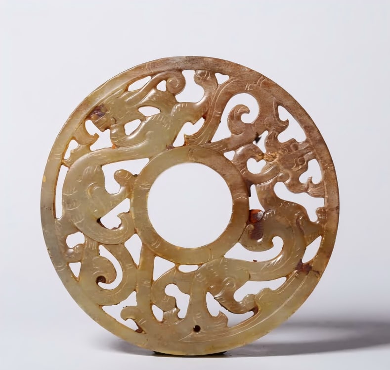 A piece of Han Dynasty Hetian jade carved dragon pattern jade: The jade wall is carefully carved, the texture is delicate, the flesh is full, the structure is tight, the jade bi is round, the body is carved with dragon patterns, the decoration is vivid, the lines