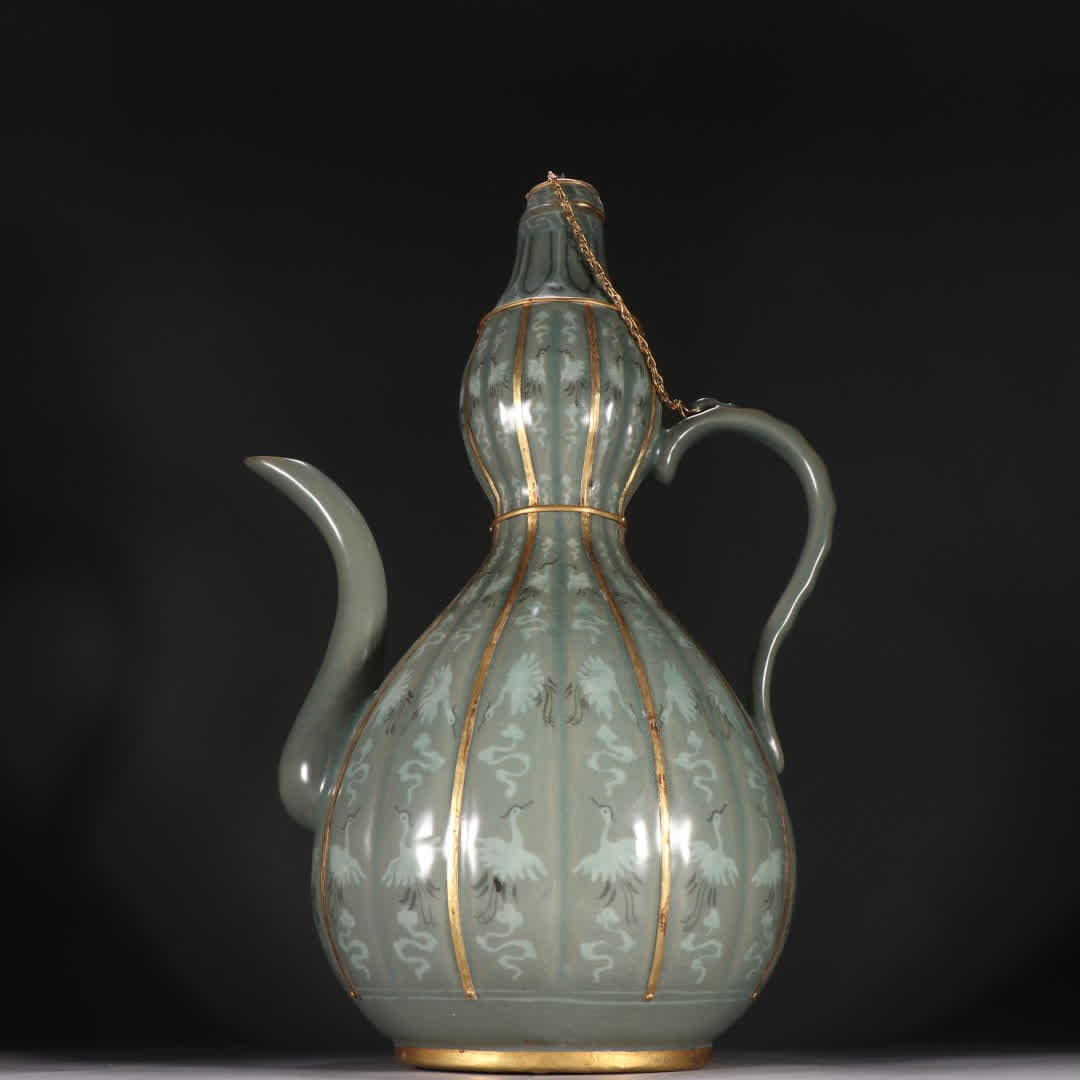 A Korean porcelain cloud crane pattern gourd-shaped pot: Korean porcelain cloud crane pattern gourd-shaped pot SIZE: H:38cm W:24.7cm (The Dimensions Of All Batches Are Manually Measured.If You Need More Detailed Information, Please Contact Our Customer