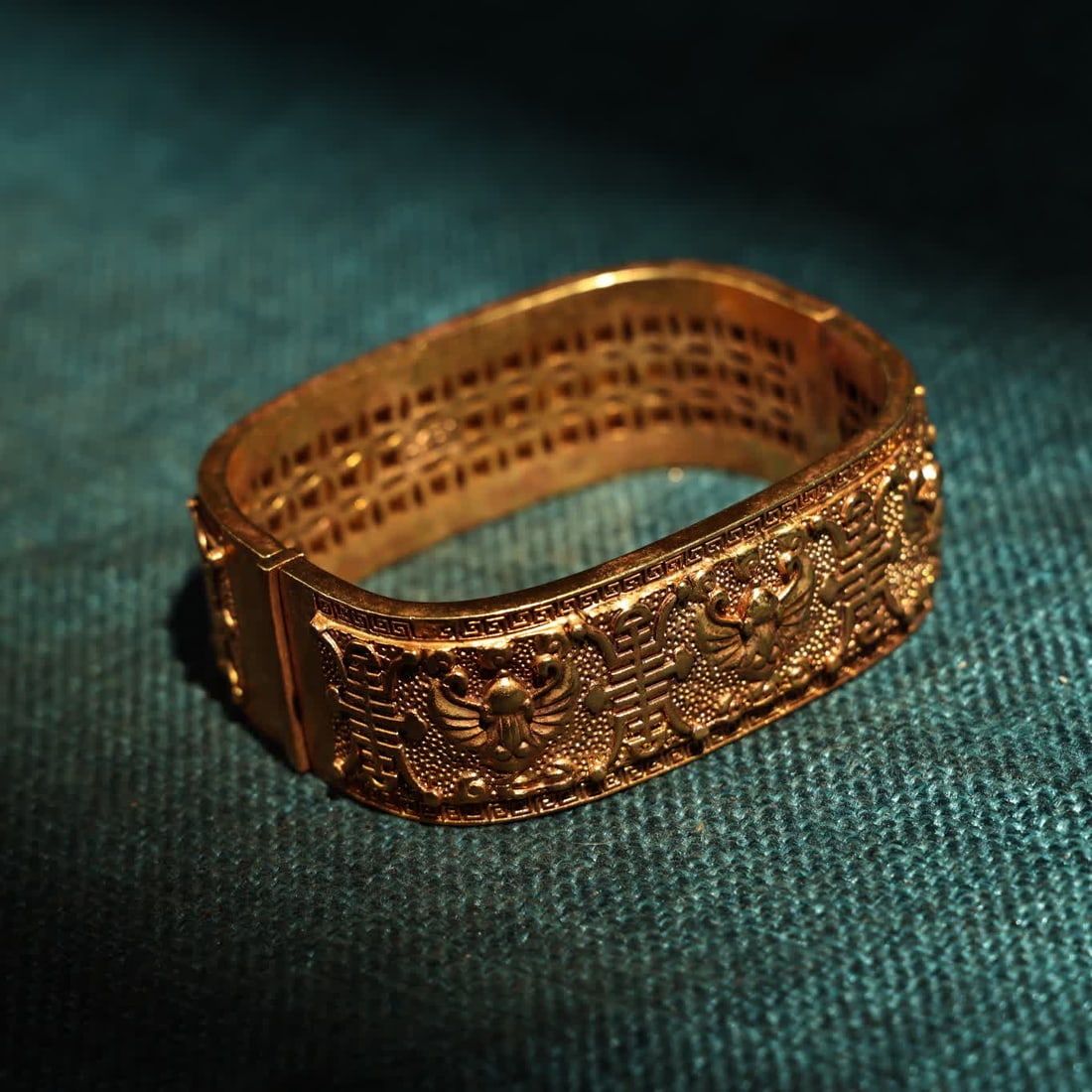 A Qing Dynasty filigree openwork relief gilt bracelet: Qing Dynasty filigree hollow relief gilt bracelet SIZE: W:74g L:7cm W:2.5cm (The Dimensions Of All Batches Are Manually Measured.If You Need More Detailed Information, Please Contact Our Customer