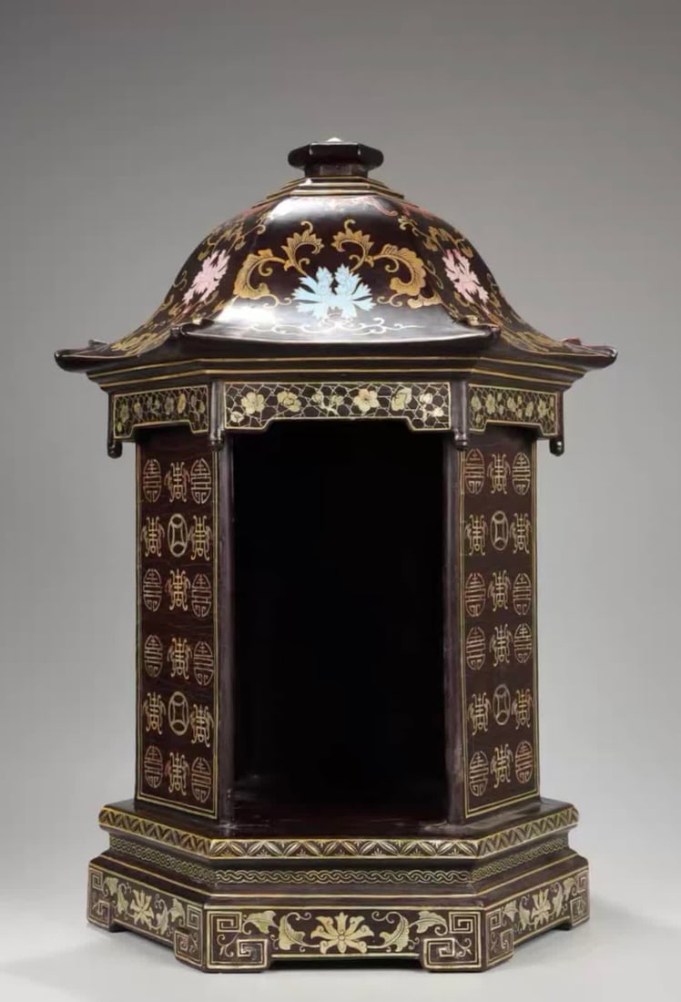 A lacquered gold Buddha shrine made in the Qianlong period of the Qing Dynasty (1 of 9)