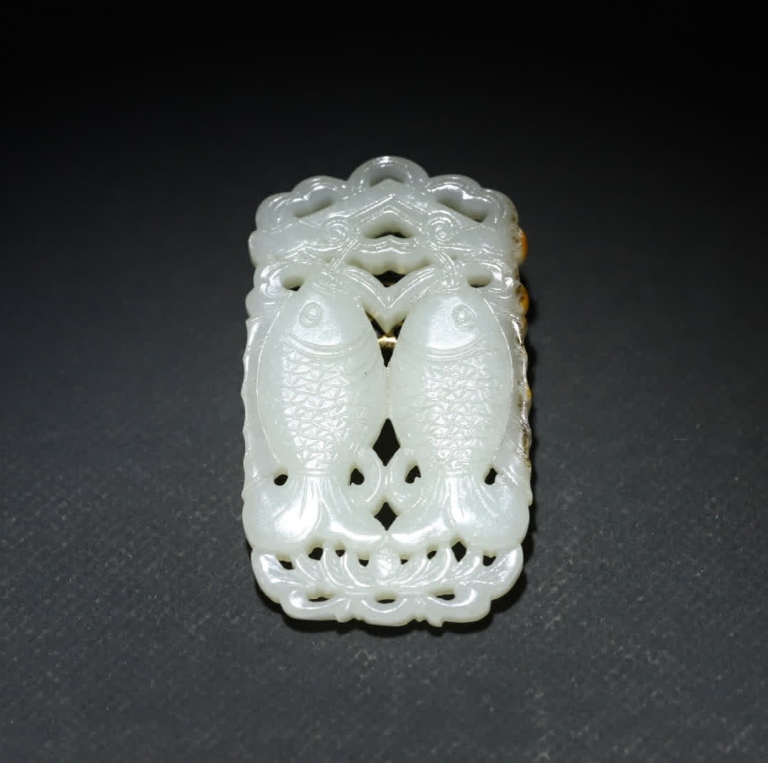 A piece of Qing Dynasty Hetian jade seed material Pisces pendant: The main body of the Qing Dynasty Hetian jade seed material is Hetian jade seed material, the jade is warm and delicate, full of fat, and the natural skin color is partially retained, and the color is
