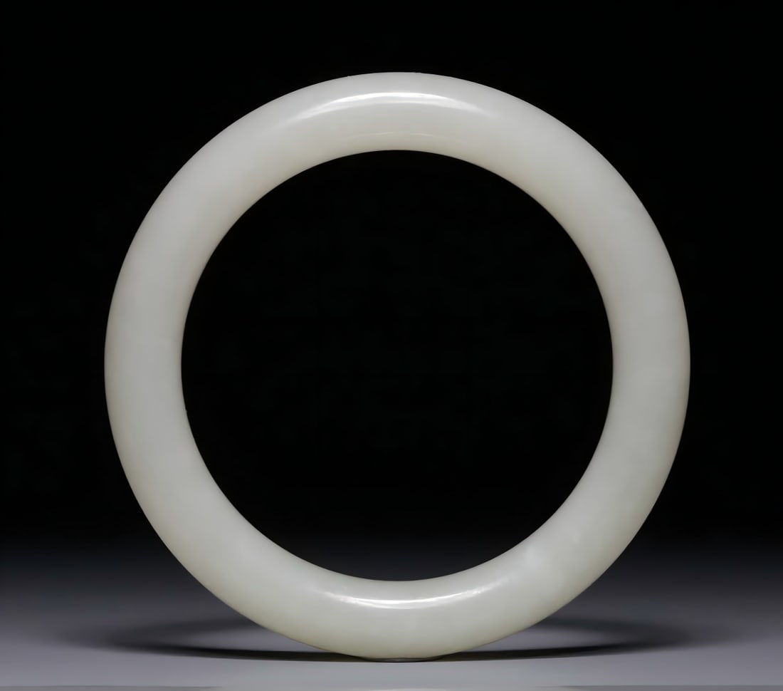 A Qing Dynasty Hetian white jade bracelet: Qing Dynasty Hetian white jade bracelet The bracelet is made of Hetian white jade, the jade is glossy, delicate and moist, rich in oil, the density is first-class, and it is as soft as fat. The surfac