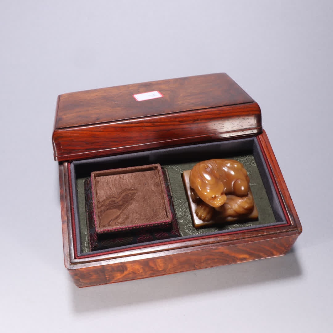 A Qing Dynasty Tian Huangshi beast button seal: Qing Dynasty Tian Huangshi beast button seal SIZE: H:5.6cm W:5.7cm W:316g (The Dimensions Of All Batches Are Manually Measured.If You Need More Detailed Information, Please Contact Our Customer Servic