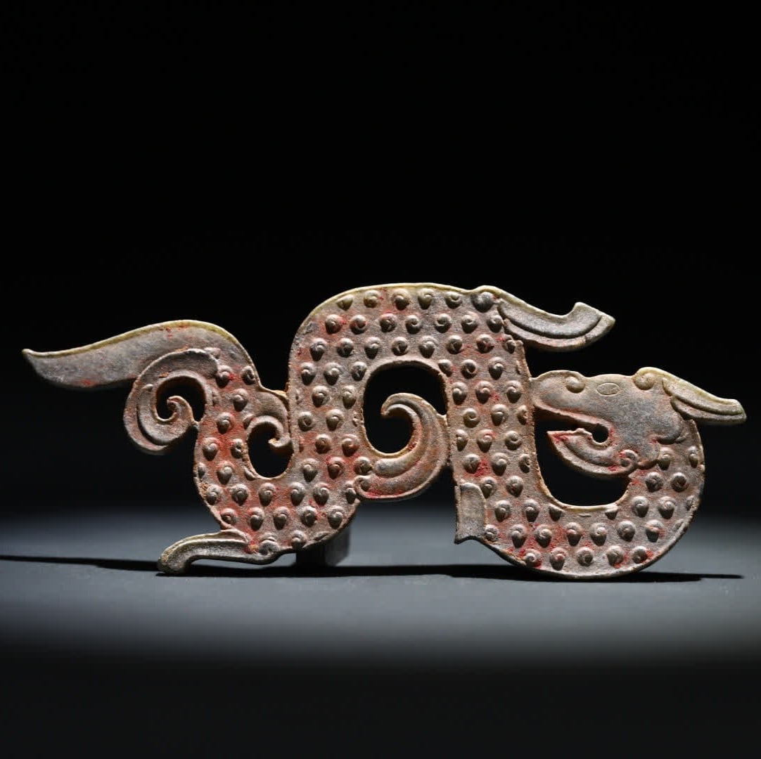 A Han Dynasty jade dragon pattern carving: Han Dynasty jade dragon pattern carving SIZE: 13.6x4.9x0.9cm W:55.6g (The Dimensions Of All Batches Are Manually Measured.If You Need More Detailed Information, Please Contact Our Customer Service Bef
