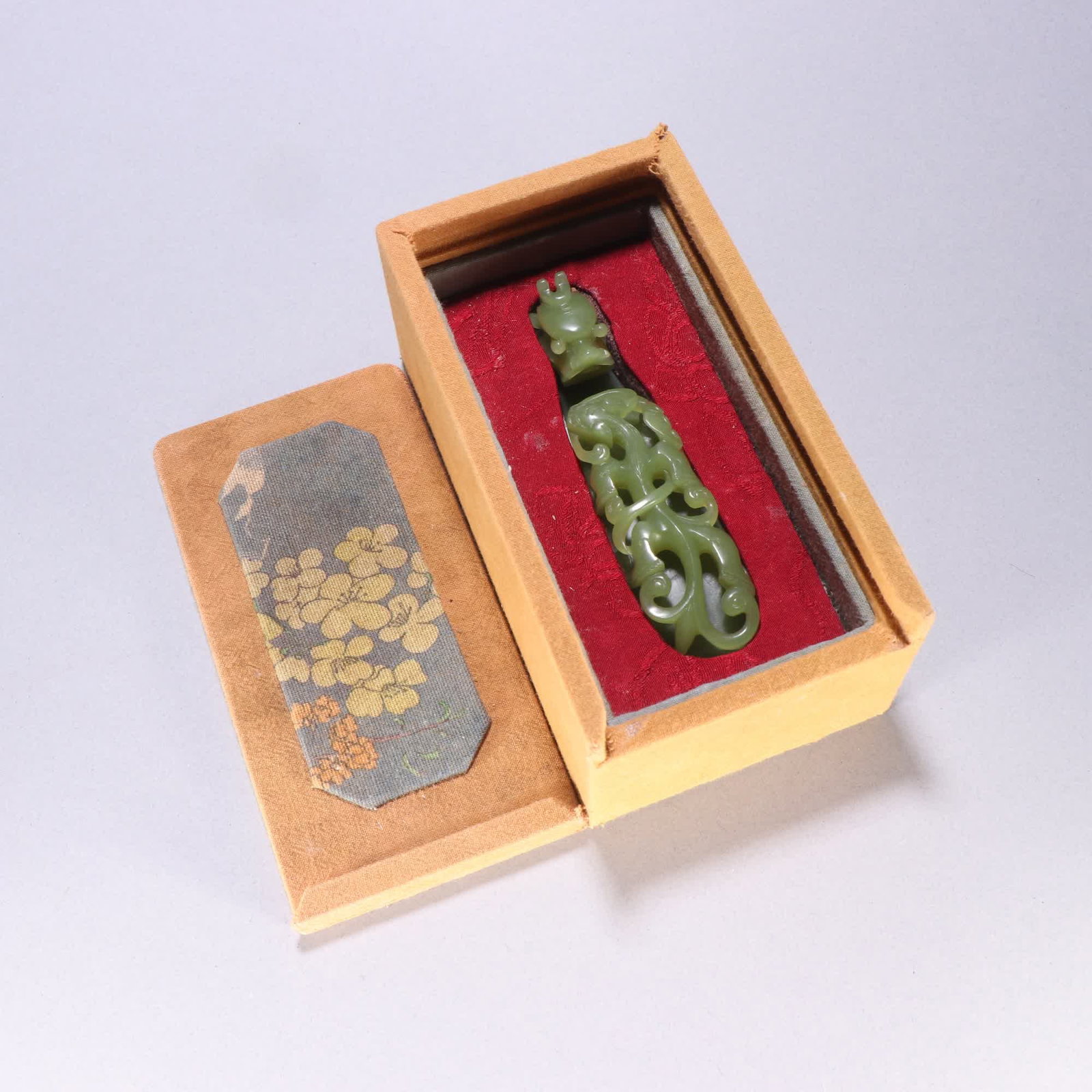 A piece of Qing Dynasty Hetian topaz Wangzi Jackie Chan with a hook: Qing Dynasty Hetian topaz hopes to become a dragon with hooks SIZE: L:11.2cm W:2.8cm W:84.9g (The Dimensions Of All Batches Are Manually Measured.If You Need More Detailed Information, Please Contact 