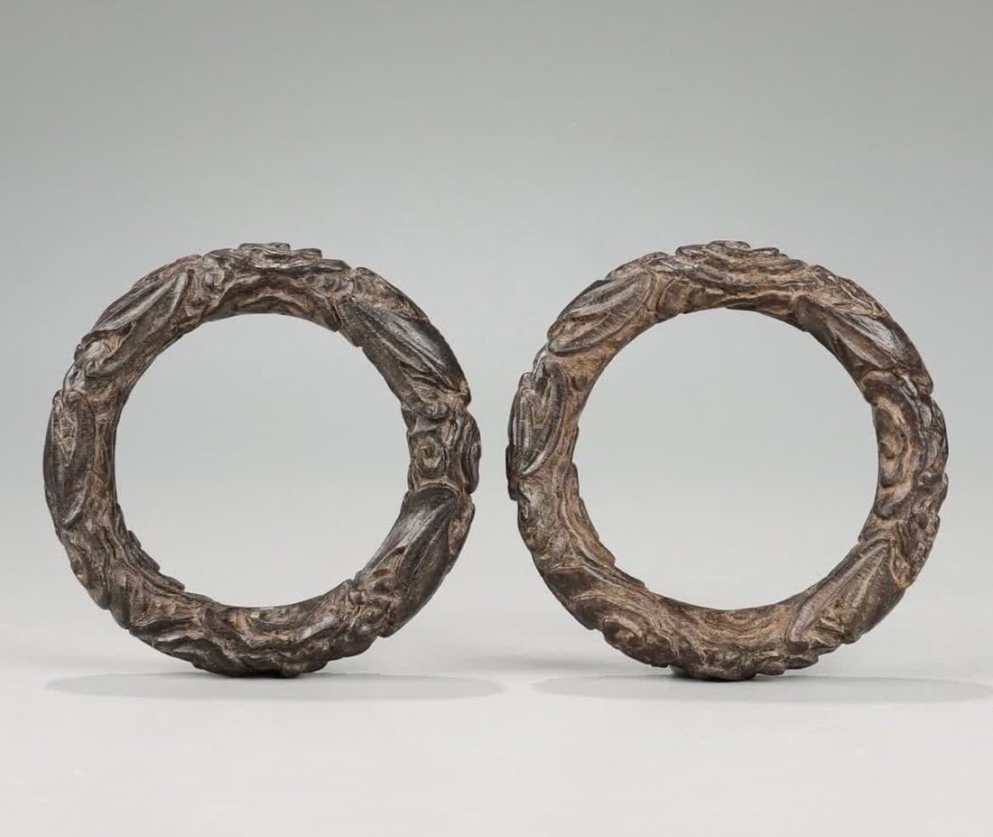 A pair of Qing Dynasty Qinan agarwood bracelets in front of the eyes: Qing Dynasty Qinan agarwood blessing bracelet in front of his eyes SIZE: L: 8.5cm Rim 6cm T: 1.3cm W: 70.5g (The Dimensions Of All Batches Are Manually Measured.If You Need More Detailed Information, 