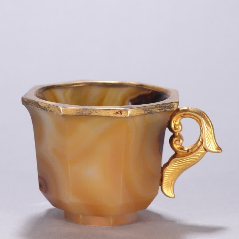 A Liao Dynasty agate gold-clad octagonal cup (1 of 9)