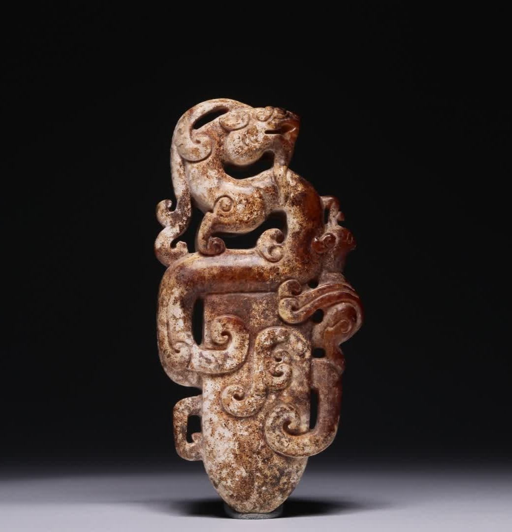 A dragon ornament on the Hetian jade mansion in the Han Dynasty (1 of 7)
