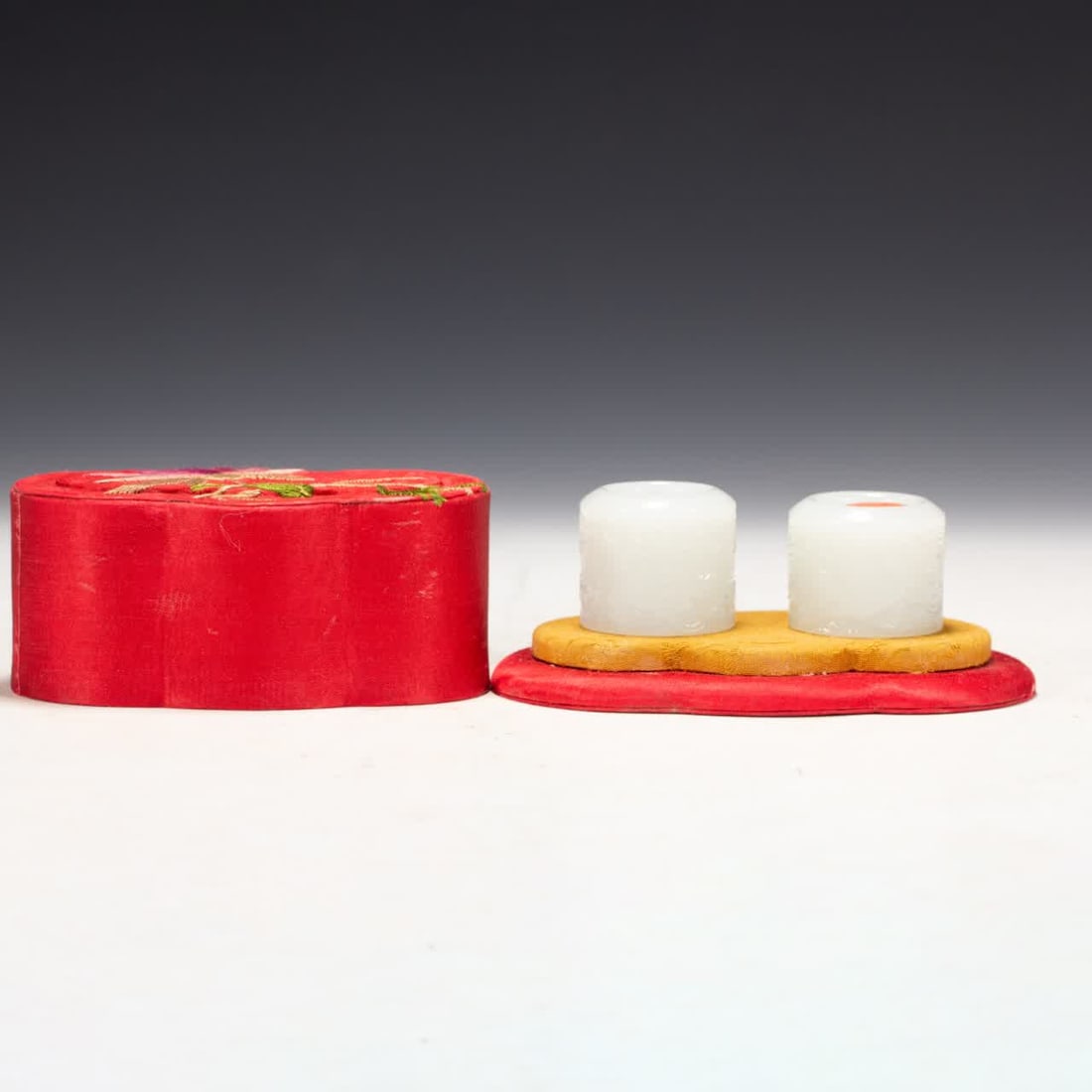 A piece of Qing Dynasty Hetian jade finger: Qing Dynasty Hetian jade finger SIZE: L:3.5cm W:3.5cm H:3cm W:100g (The Dimensions Of All Batches Are Manually Measured.If You Need More Detailed Information, Please Contact Our Customer Service Befor