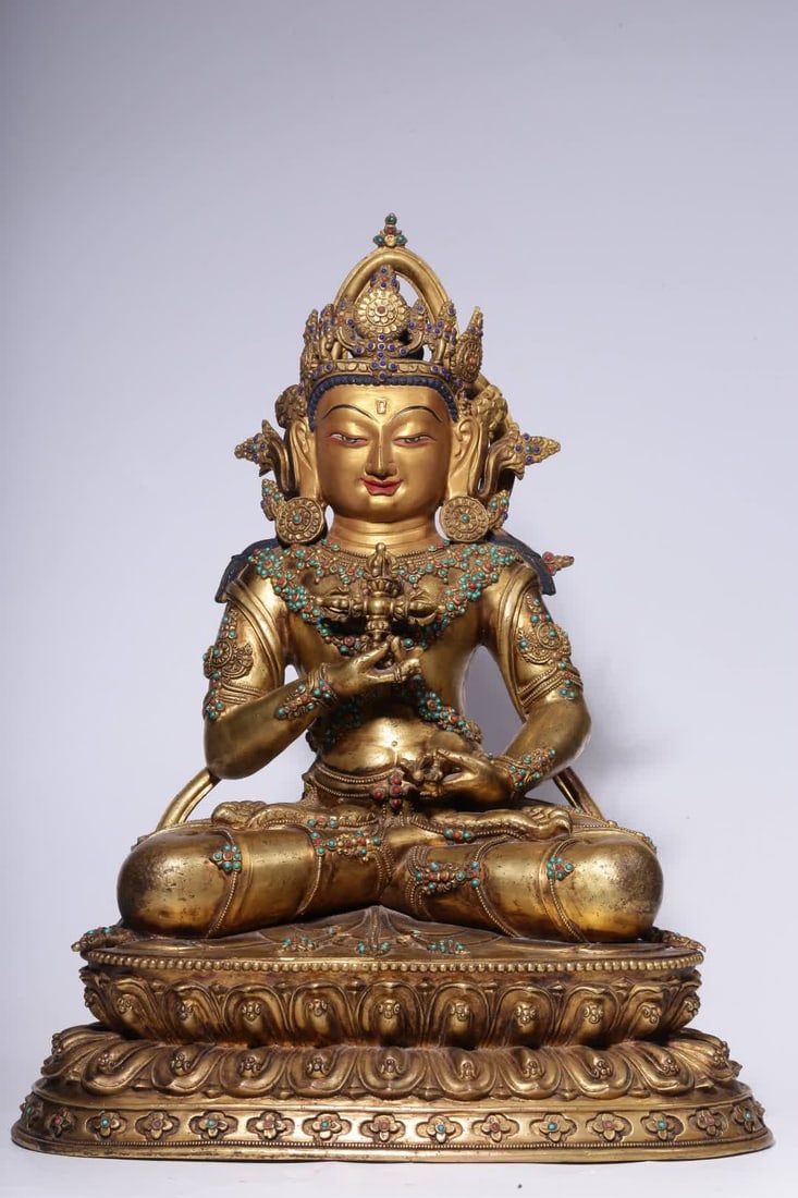 A seated statue of a Qing Dynasty copper gilt inlaid Vajrasattva hammer: Qing Dynasty copper gilt inlaid with a hundred treasures Vajrasattva hammer seated statue SIZE: H:40.5cm L:31.5cm W:22cm W:11kg (The Dimensions Of All Batches Are Manually Measured.If You Need More De