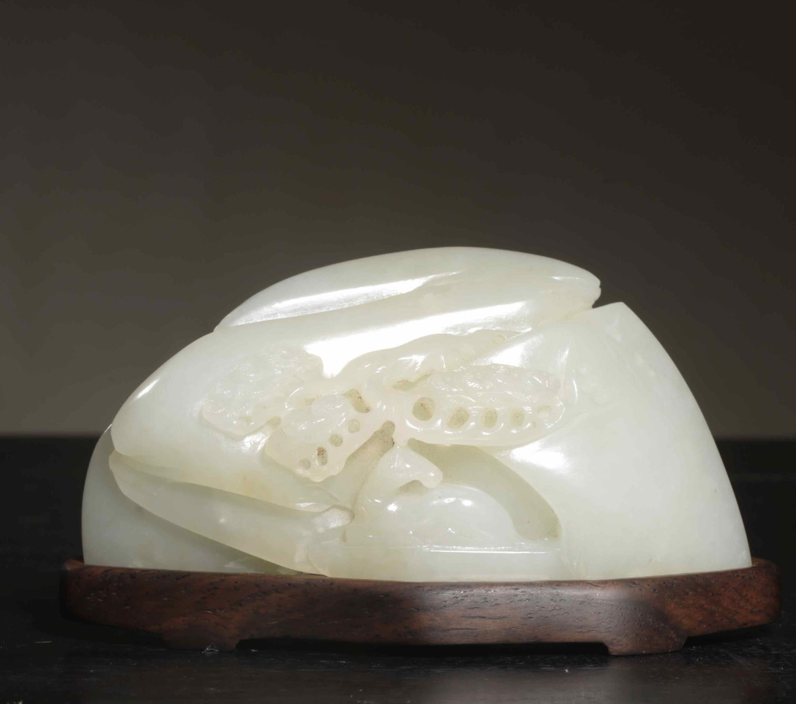 A Qing Dynasty Hetian jade mountain ornament: Qing Dynasty Hetian Yushanzi ornament SIZE: H:5cm W:10cm T:4.3cm W:297g (The Dimensions Of All Batches Are Manually Measured.If You Need More Detailed Information, Please Contact Our Customer Service 