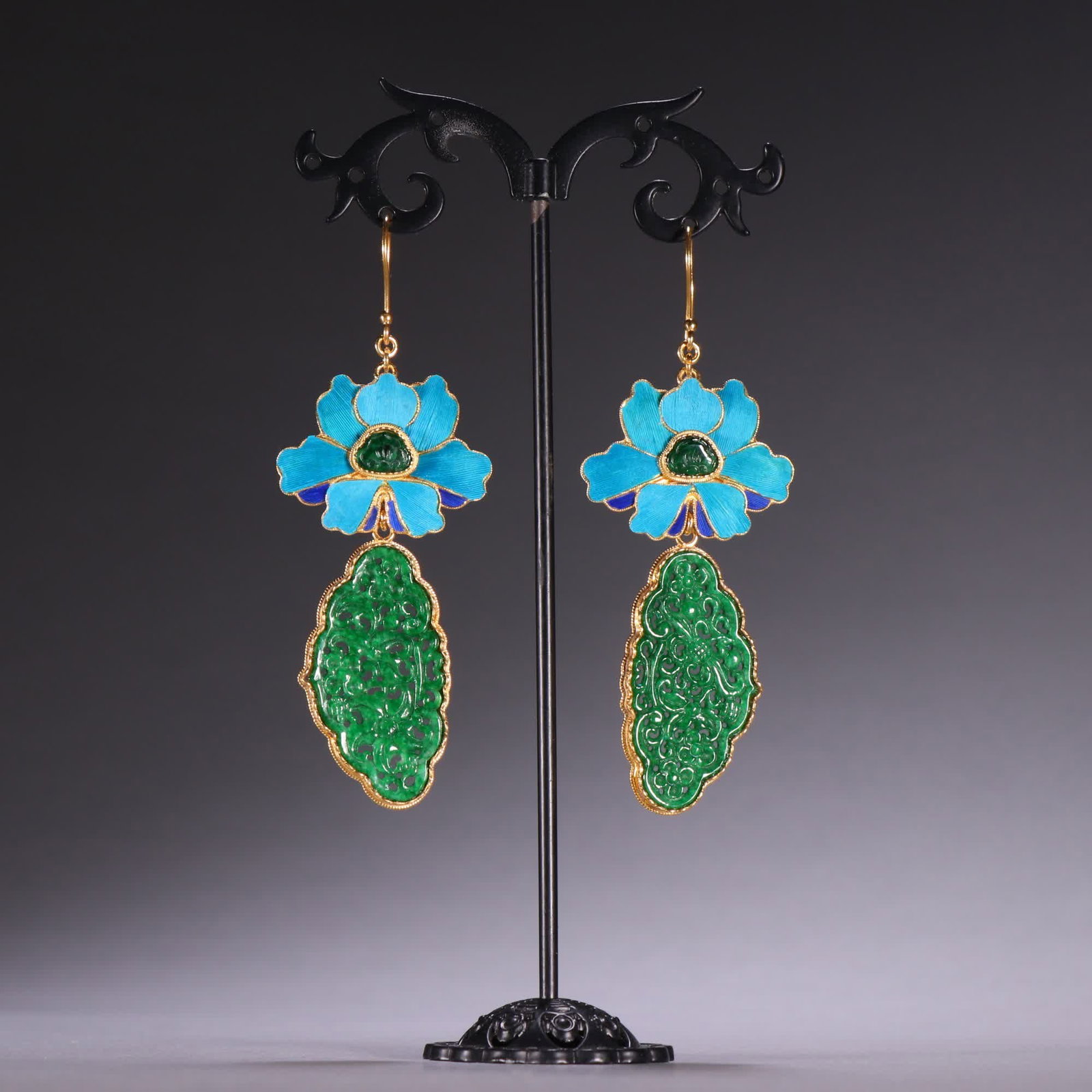 A pair of Qing Dynasty silver-gilt emerald pattern earrings: A pair of silver-gilt emerald pattern earrings in the Qing Dynasty SIZE: L:8.4cm W:3cm W:12.5g (The Dimensions Of All Batches Are Manually Measured.If You Need More Detailed Information, Please Contac