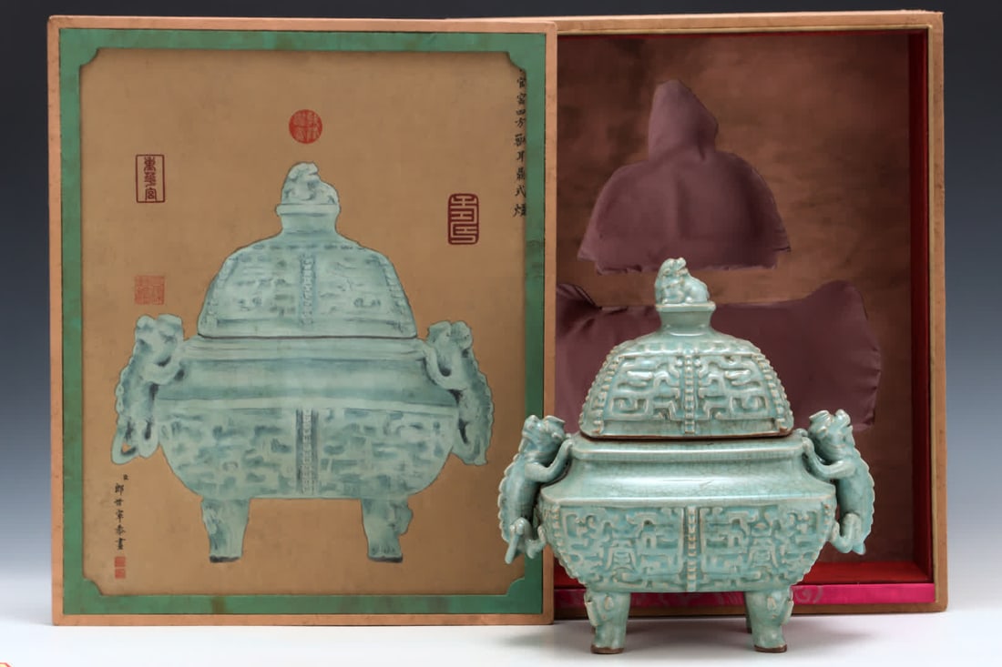 A Song official kiln powder celadon glazed animal ear cauldron furnace: Song official kiln powder blue glaze animal ear cauldron furnace SIZE: H: 33cm Abdominal diameter 31.5cm (The Dimensions Of All Batches Are Manually Measured.If You Need More Detailed Information, Ple