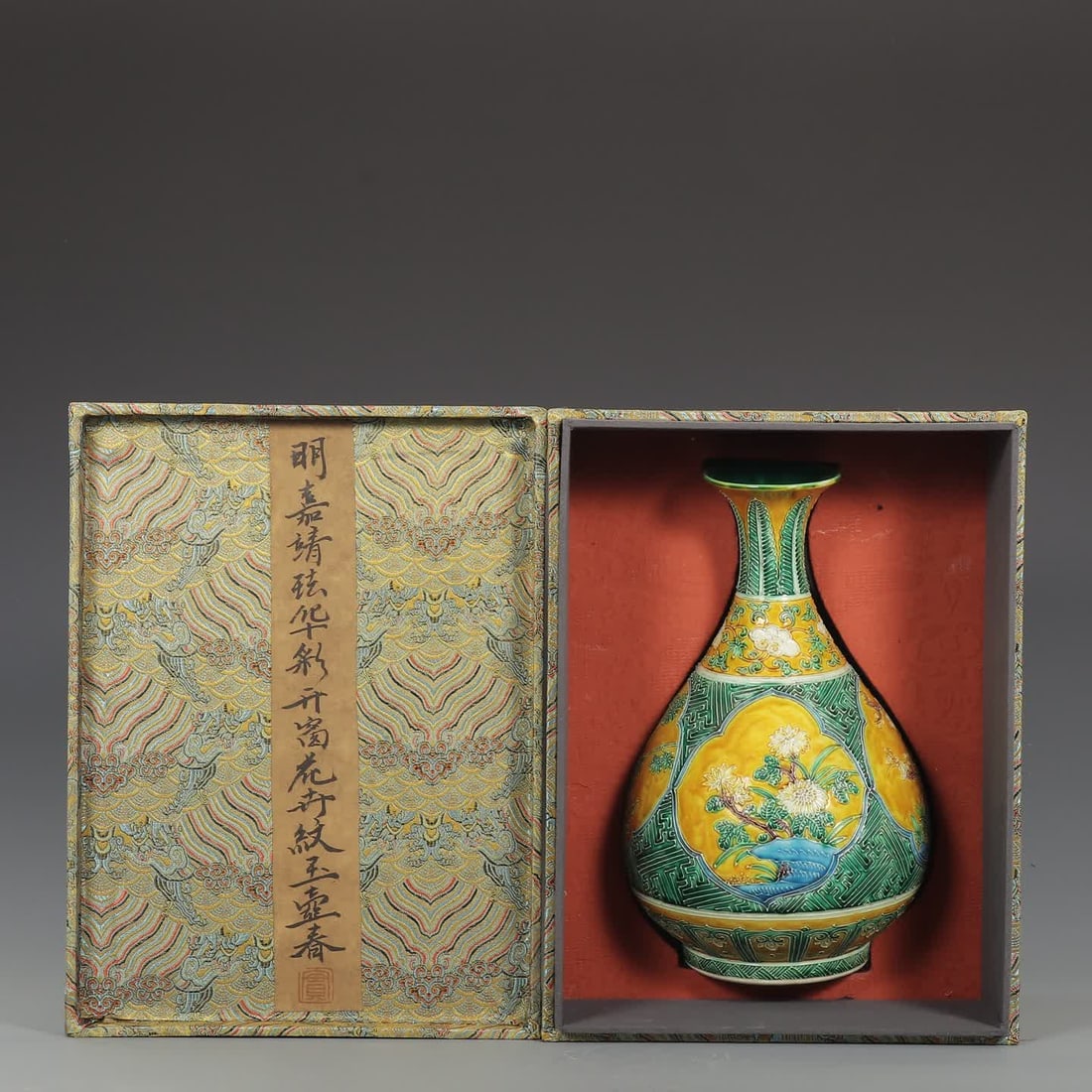 A piece of Ming Dynasty Jiajing enamel splendid window flower pattern jade pot spring: Ming Dynasty Jiajing enamel splendid window flower pattern jade pot spring SIZE: H: 30cm MouthD: 8cm Belly diameter 18.5cm (The Dimensions Of All Batches Are Manually Measured.If You Need More Detaile
