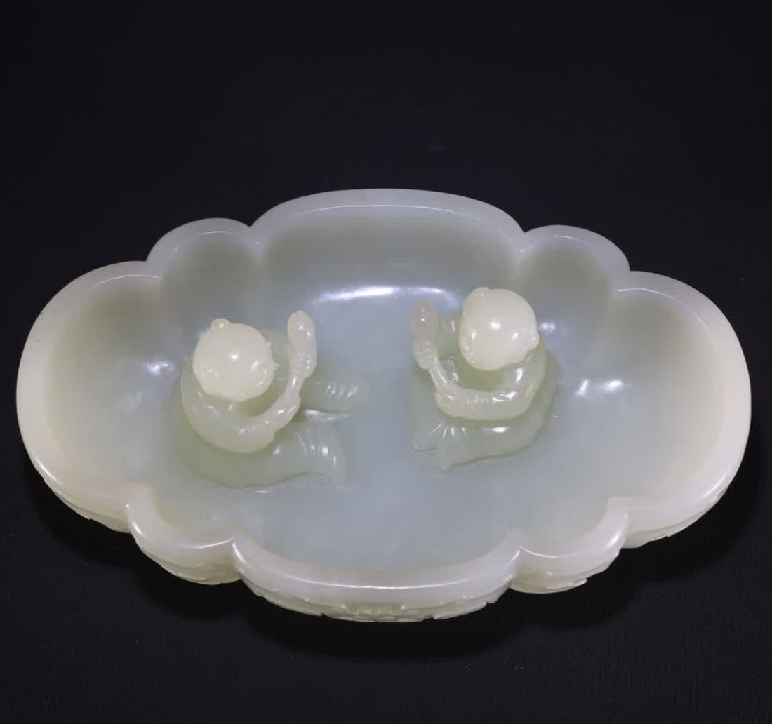 A piece of white jade boy washed in the Qing Dynasty (1 of 9)