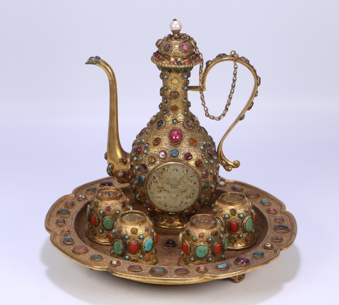 A set of copper gilt inlaid Hetian jade full of colored gemstone dragon pattern wine set: A set of copper gilt inlaid Hetian jade full of colored gemstone dragon pattern wine set SIZE: Plate 27x4cm Pot 23x19x9cm Cup 5x5.3cm W: 2550g (The Dimensions Of All Batches Are Manually Measured.If Y