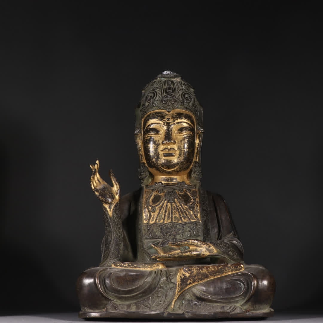 A seated statue of Guanyin in the Qing Dynasty: Qing Dynasty copper gilt Guanyin seated statue SIZE: H:33cm W:22cm W:5524.3g (The Dimensions Of All Batches Are Manually Measured.If You Need More Detailed Information, Please Contact Our Customer Ser