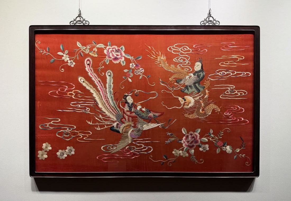 A piece of Republic of China Su embroidery dragon and phoenix auspicious: Republic of China Su embroidered dragon and phoenix auspicious SIZE: 107x71cm (The Dimensions Of All Batches Are Manually Measured.If You Need More Detailed Information, Please Contact Our Customer Se