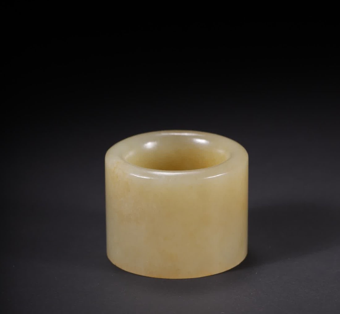 A piece of Qing Dynasty Hetian jade finger: Qing Dynasty Hetian jade finger SIZE: Inner diameter 2.1cm H: 2.4cm Outer diameter 3.2cm W: 31.8g (The Dimensions Of All Batches Are Manually Measured.If You Need More Detailed Information, Please Con