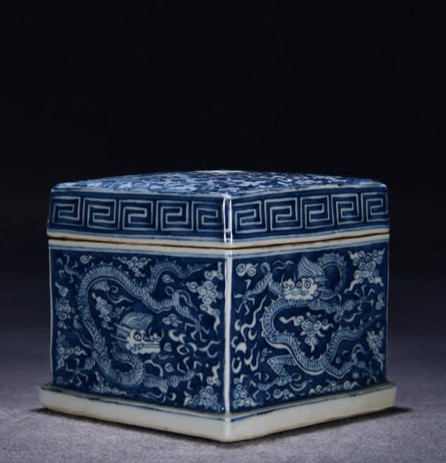 A square box with a blue and white blue ground dragon pattern in the Ming Dynasty (1 of 10)